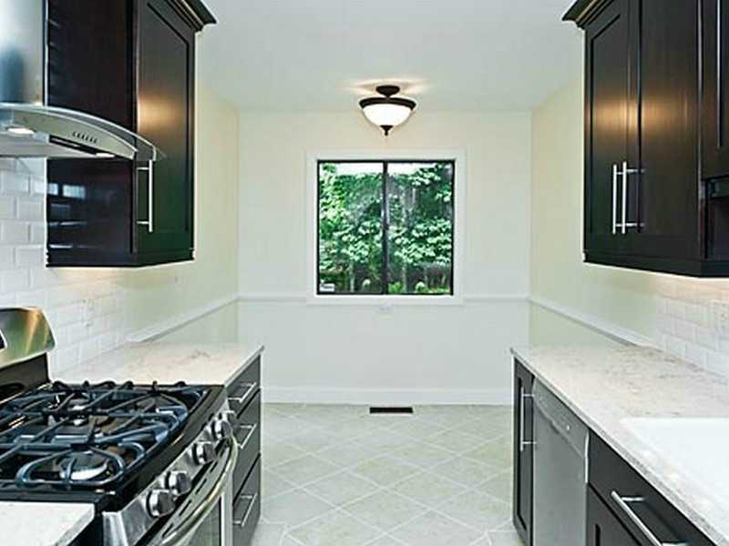 57 Stirrup Lane, Unit 57 Riverside, CT 06878 - Photo 6 of 17 a kitchen with a stove and a refrigerator