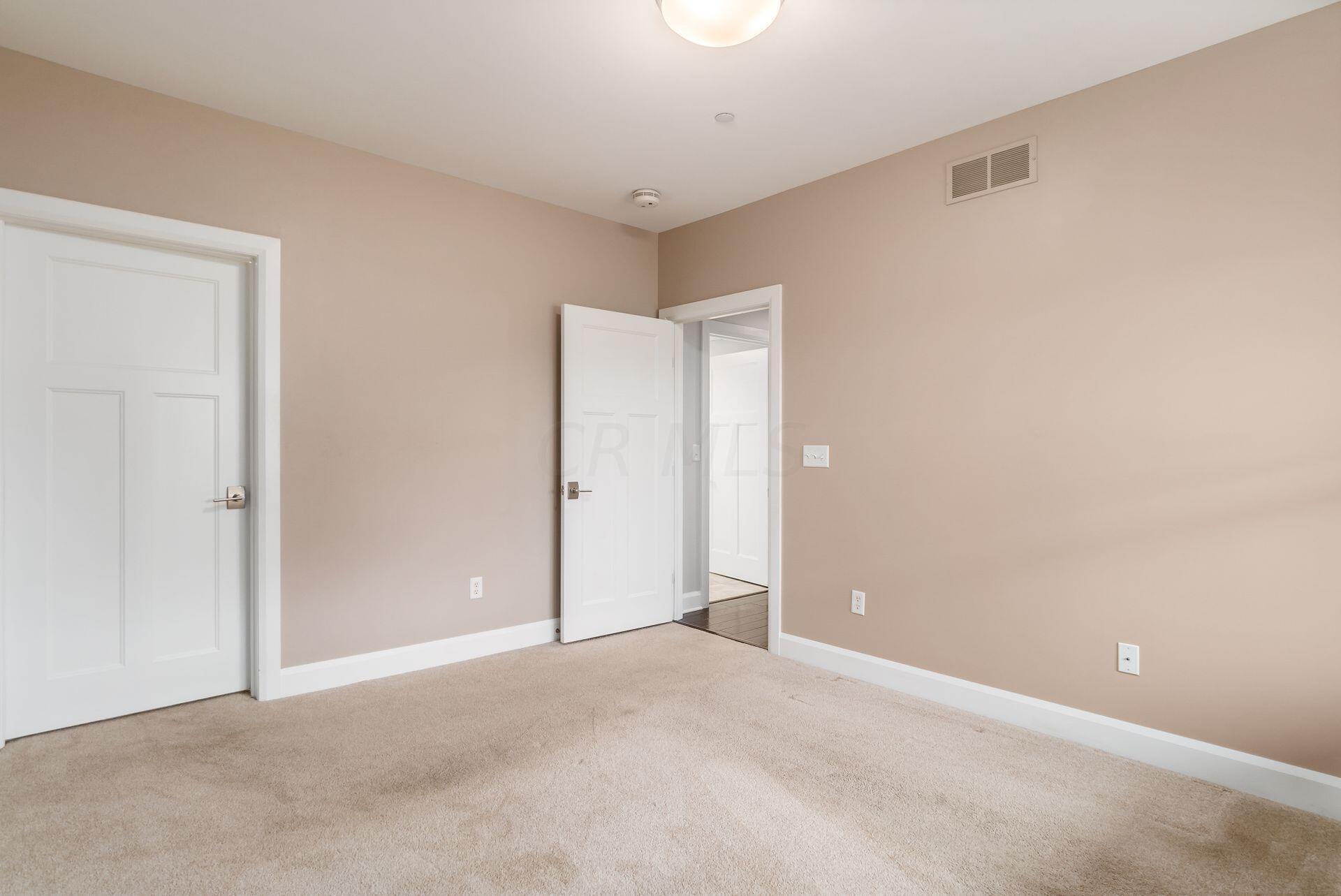 3175 Tremont Road, Unit 407 Columbus, OH 43221 - Photo 29 of 40 033_052220_e 3175 Tremont 059