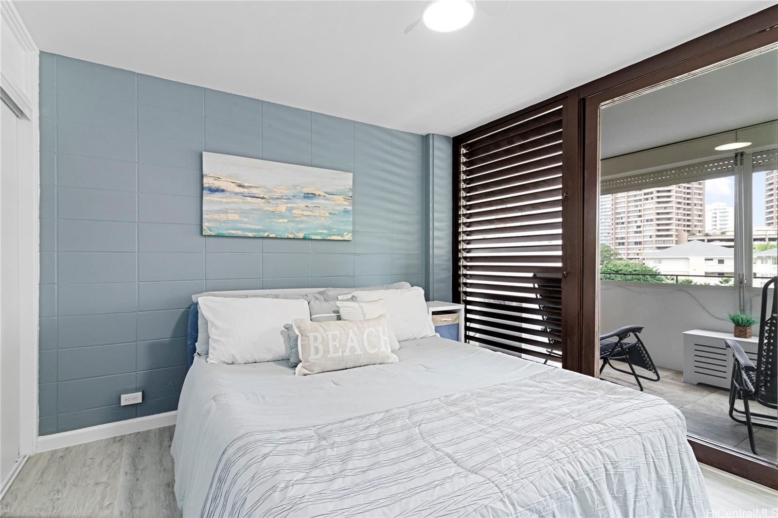 425 Ena Road, Unit B501 Honolulu, HI 96815 - Photo 6 of 16 a bedroom with a bed and a large window
