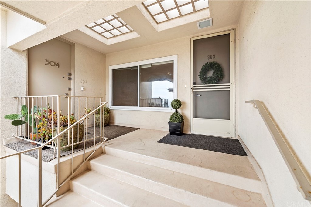 520 Cliff Drive, Unit 303 Laguna Beach, CA 92651 - Photo 3 of 46