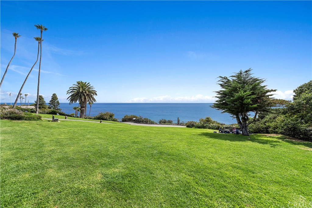 520 Cliff Drive, Unit 303 Laguna Beach, CA 92651 - Photo 33 of 46 a yard with lots of green space