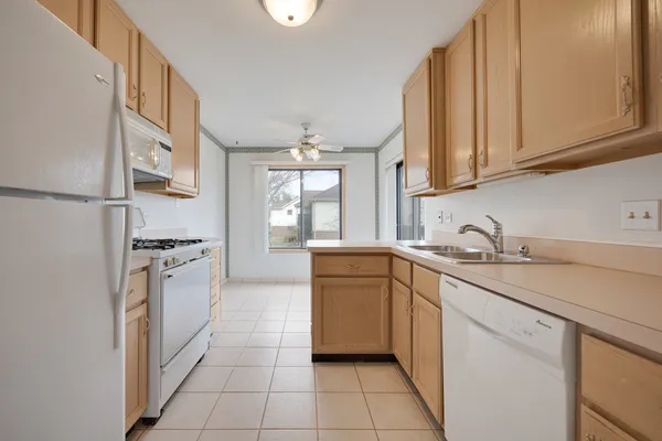 $249,900 | 854 East Carriage Lane, Unit 8, Palatine, IL 60074