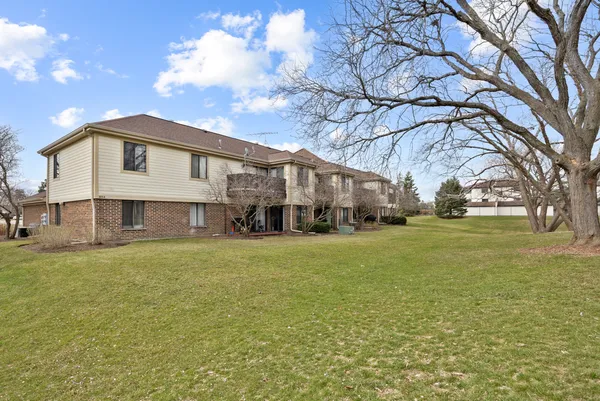 $249,900 | 854 East Carriage Lane, Unit 8, Palatine, IL 60074