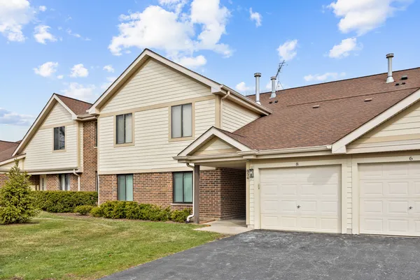 $249,900 | 854 East Carriage Lane, Unit 8, Palatine, IL 60074