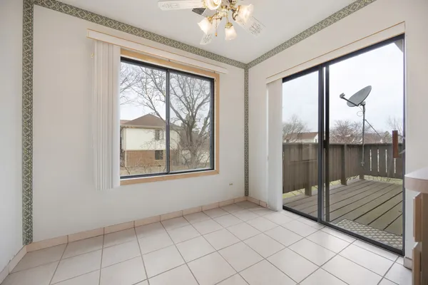 $249,900 | 854 East Carriage Lane, Unit 8, Palatine, IL 60074