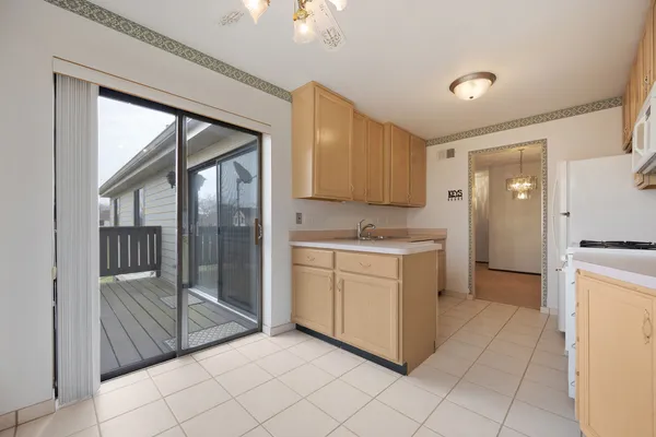 $249,900 | 854 East Carriage Lane, Unit 8, Palatine, IL 60074