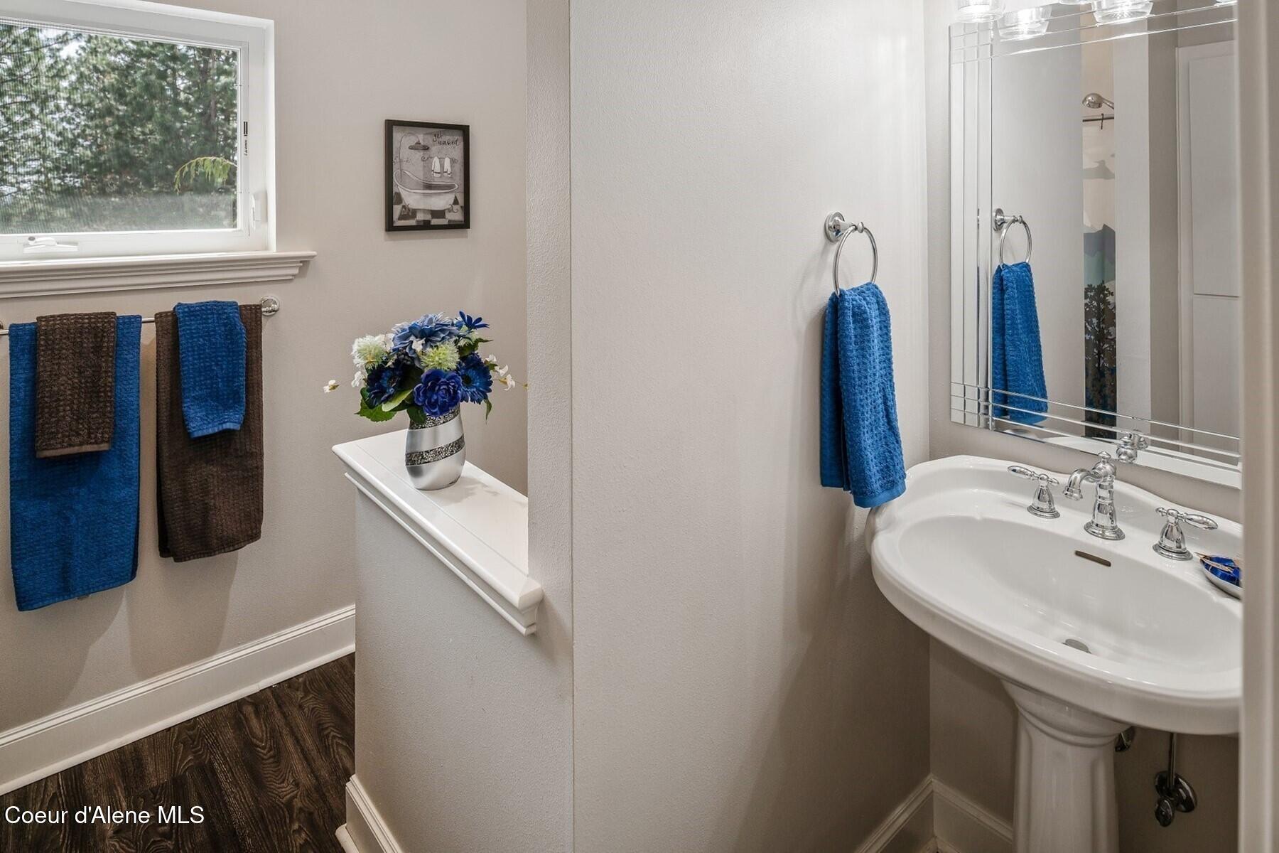 1238 North Reynolds Road Coeur D'Alene, ID 83814 - Photo 22 of 67 Guest bath #2 upper level