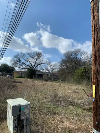 a view of a backyard of the house