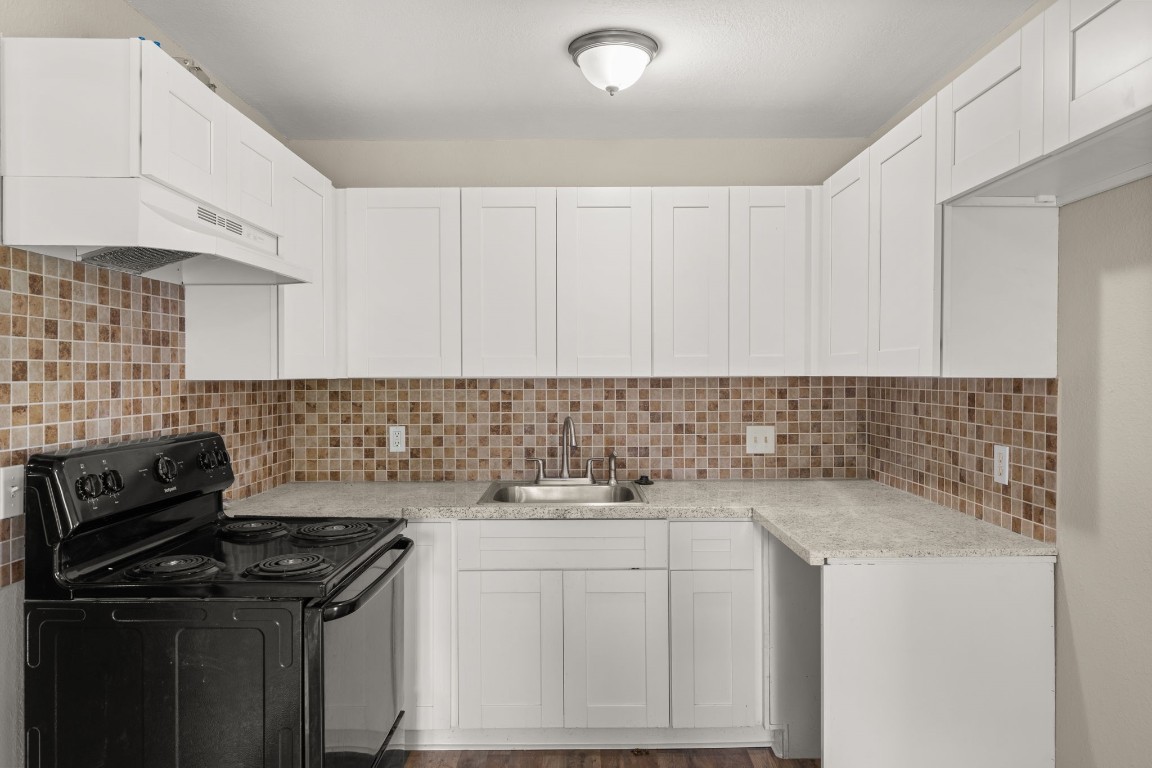 3031 Friar Point Road Houston, TX 77051 - Photo 5 of 15 This kitchen will not disappoint! Your family and guests will enjoy many nights of fun, food and entertainment with ample counterspace for setting up a wonderful array of provisions. This view of this gorgeous kitchen showcases granite countertops, beautiful tile backsplash, high ceiling, and upgraded floors.