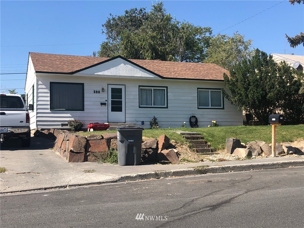 233 Mocliff Road Ephrata, WA 98823 - Photo 1 of 1 a front view of a house with a yard