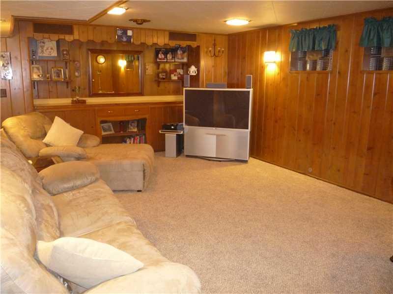 606 Greenlee Road Whitehall, PA 15227 - Photo 17 of 25 Den/Family/Great Room.