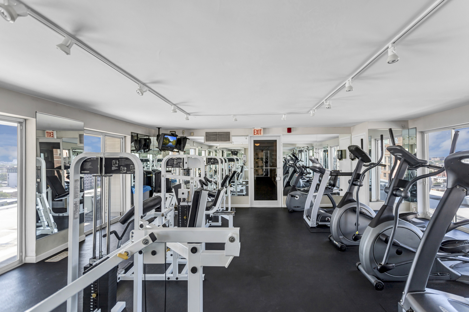450 West Briar Place, Unit 13G Chicago, IL 60657 - Photo 23 of 34 a view of a room with gym equipment