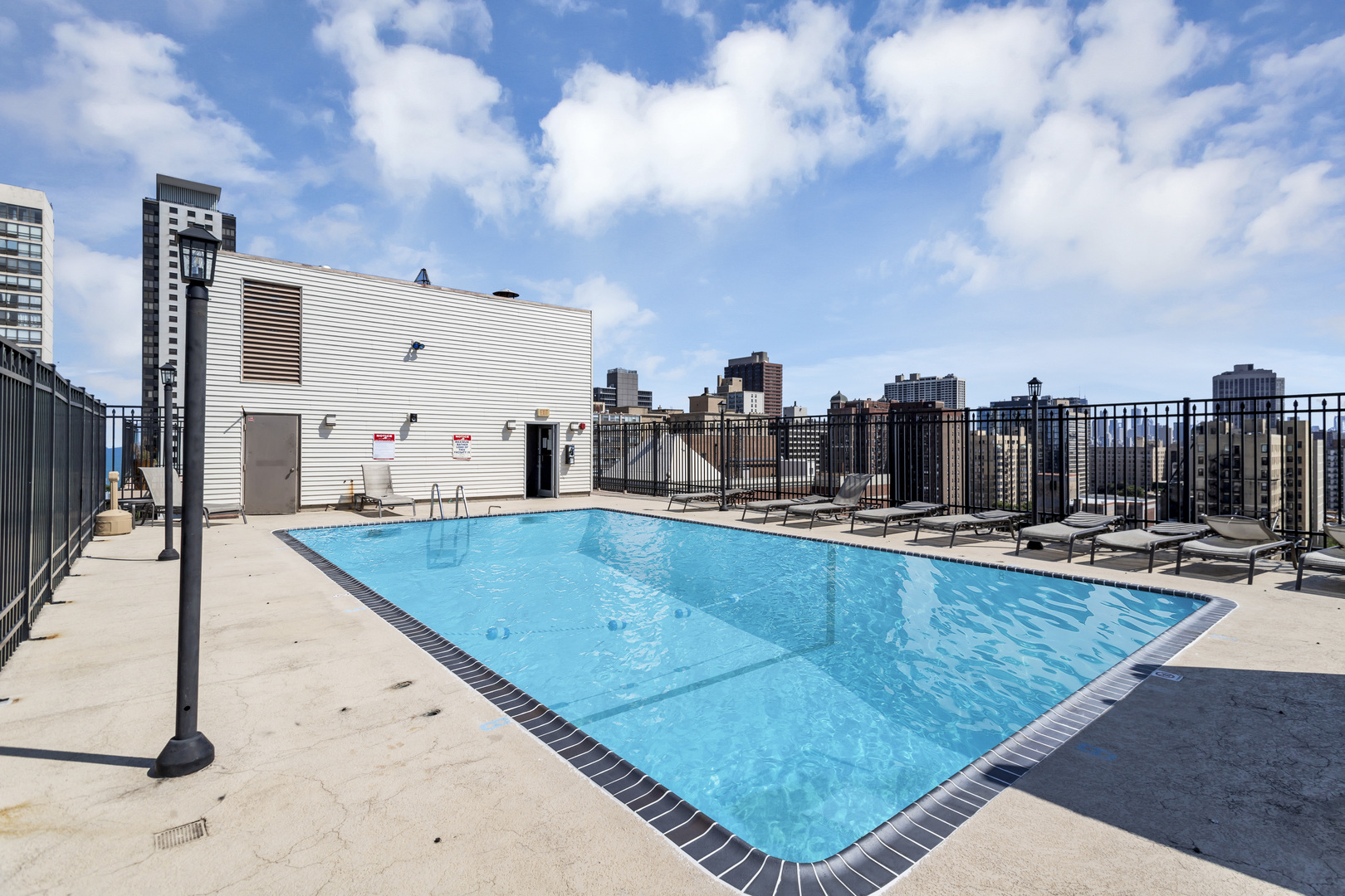 450 West Briar Place, Unit 13G Chicago, IL 60657 - Photo 25 of 34 a view of swimming pool from a terrace