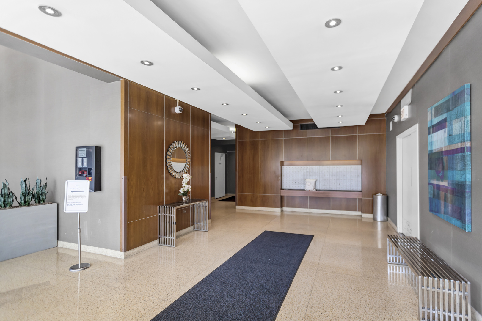 450 West Briar Place, Unit 13G Chicago, IL 60657 - Photo 4 of 34 a view of a hallway with a living room