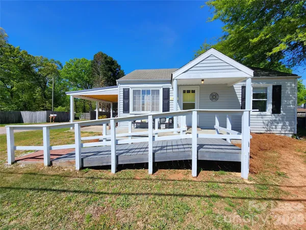 a view of house with a yard