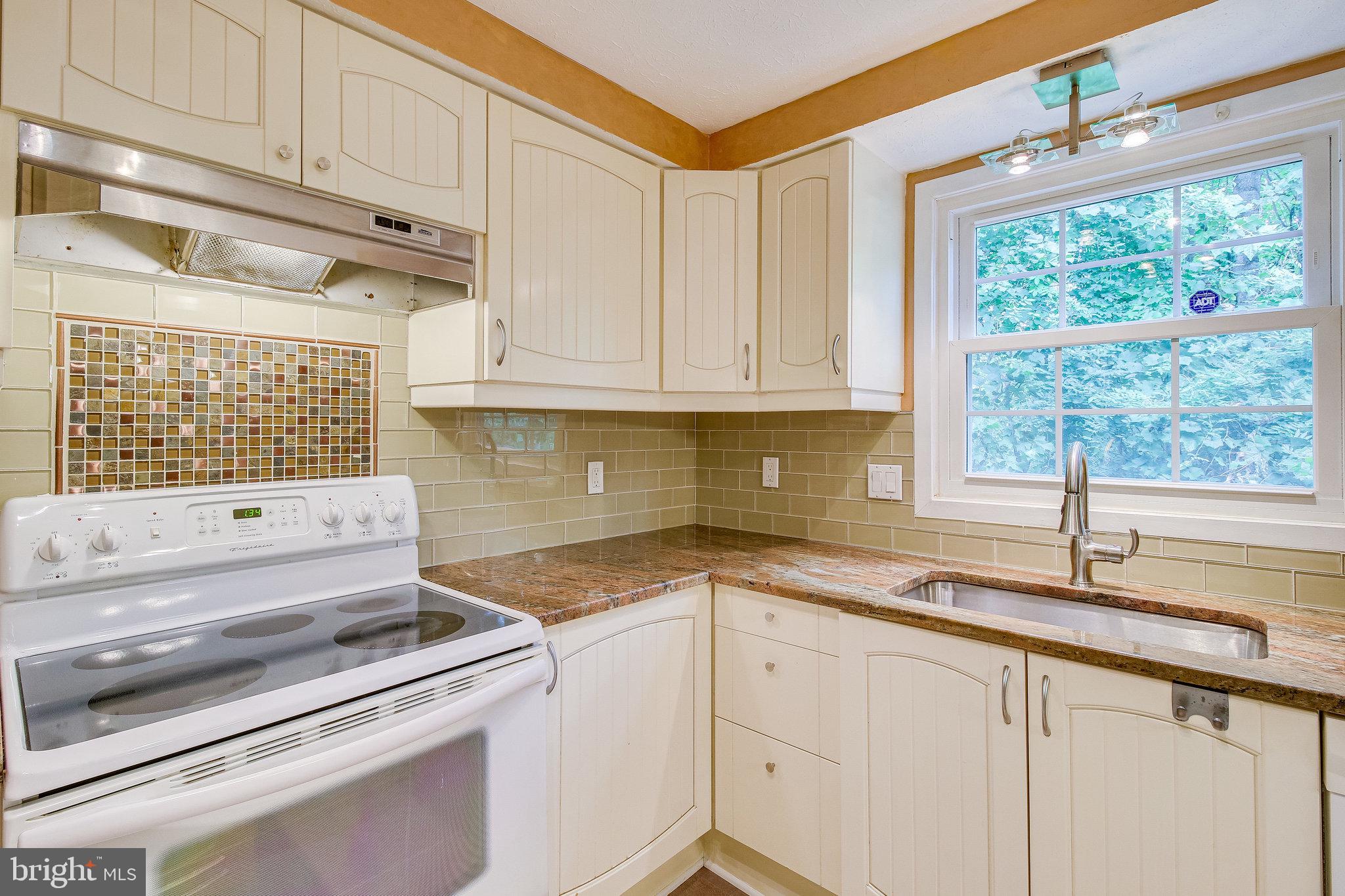 8301 Old Tree Court Springfield, VA 22153 - Photo 12 of 30 Gallery Image 12