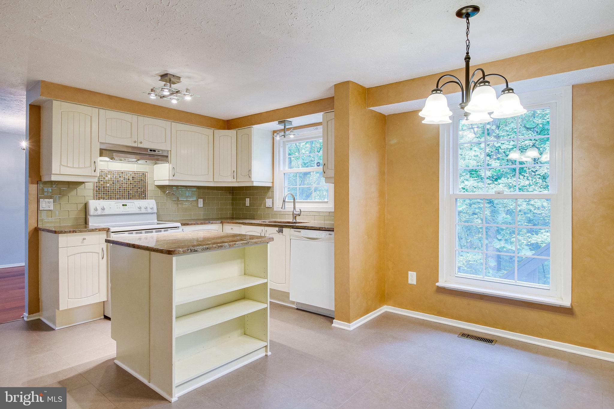 8301 Old Tree Court Springfield, VA 22153 - Photo 14 of 30 Room for a table!