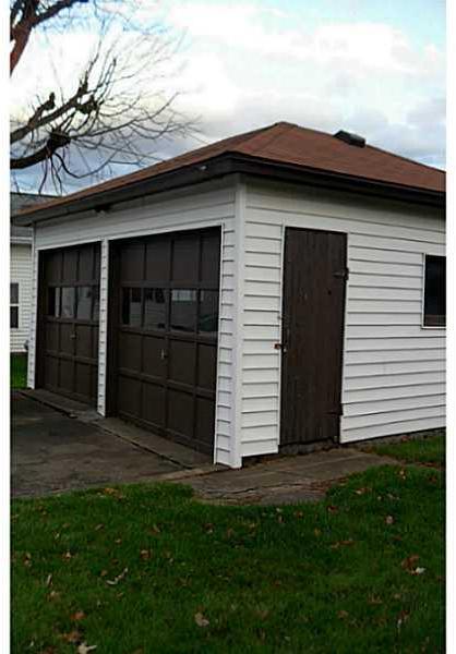 565 Reno Street Rochester, PA 15074 - Photo 4 of 25 Parking Lot/Garage. Oversized two car garage!!