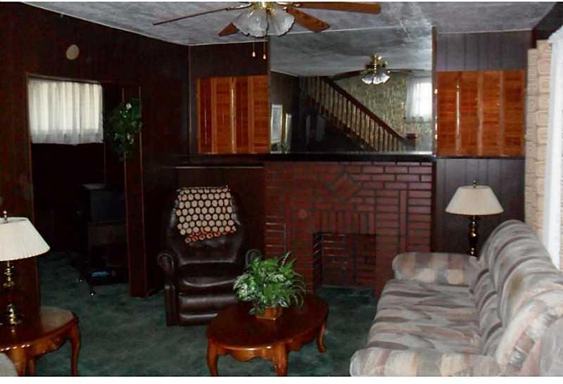 565 Reno Street Rochester, PA 15074 - Photo 9 of 25 Living Room.