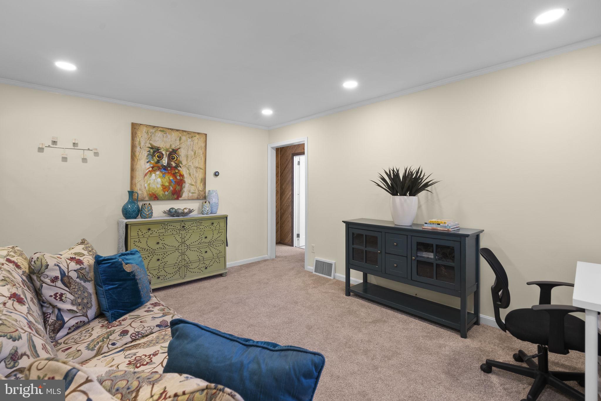 11905 Dewey Road Silver Spring, MD 20906 - Photo 5 of 31 Living Room