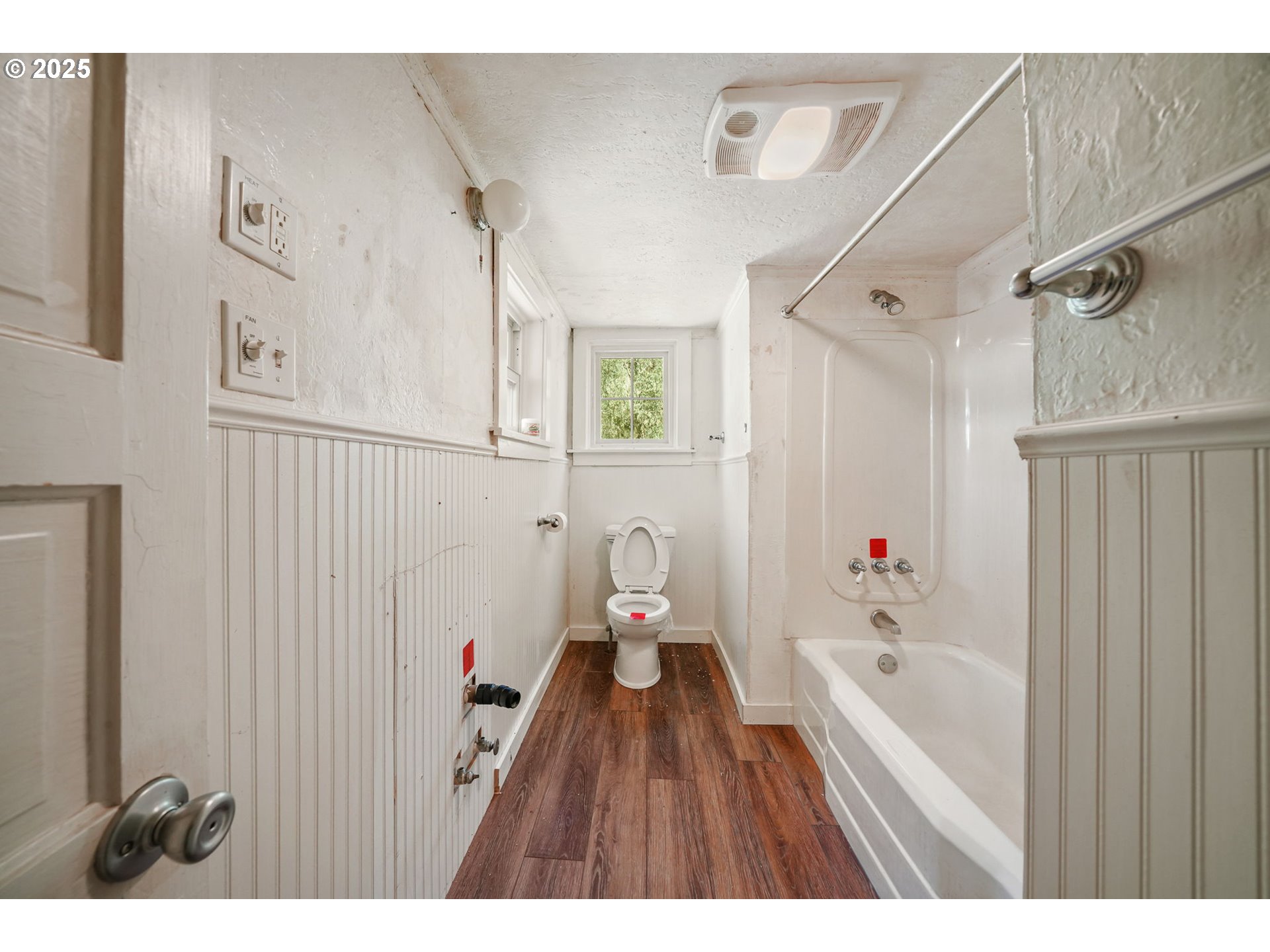 90450 Deadwood Creek Road Deadwood, OR 97430 - Photo 32 of 47 a bathroom with a bathtub and a shower