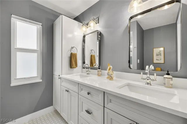 a en suite bathroom with 2 sink and a mirror