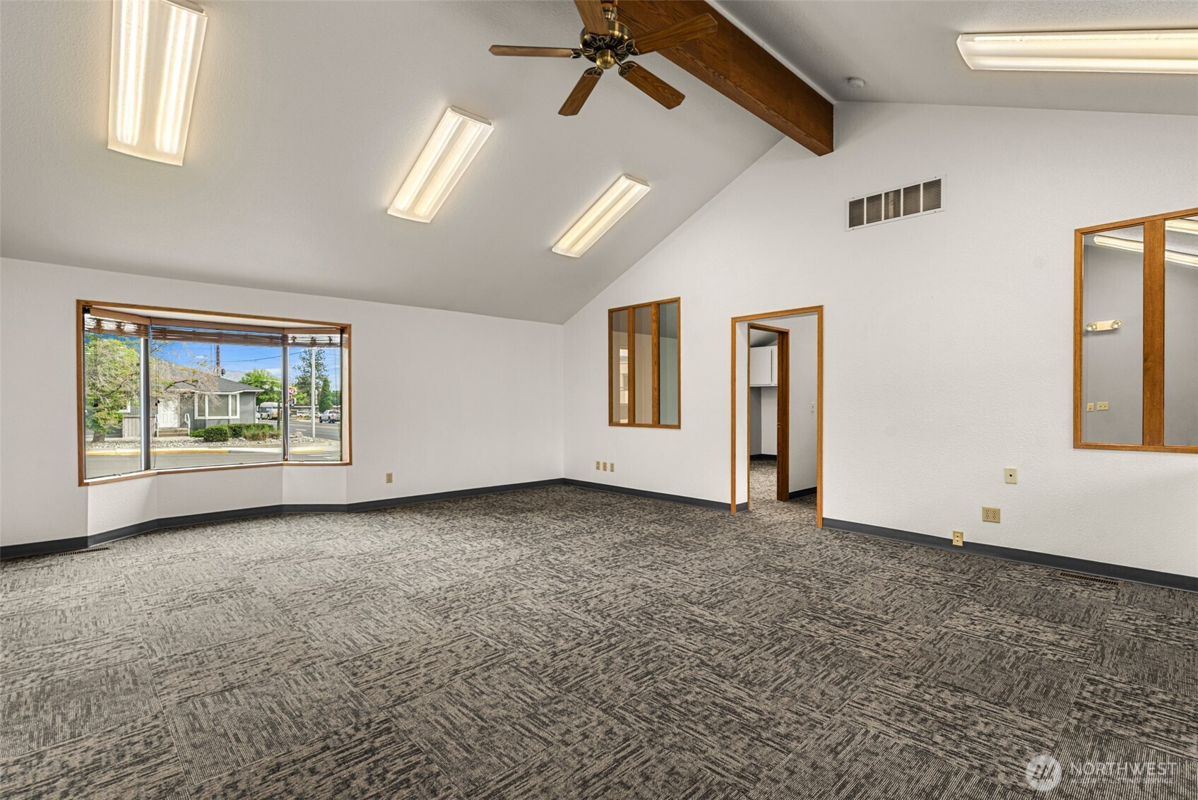 710 North Miller Street Wenatchee, WA 98801 - Photo 13 of 33 an empty room with windows