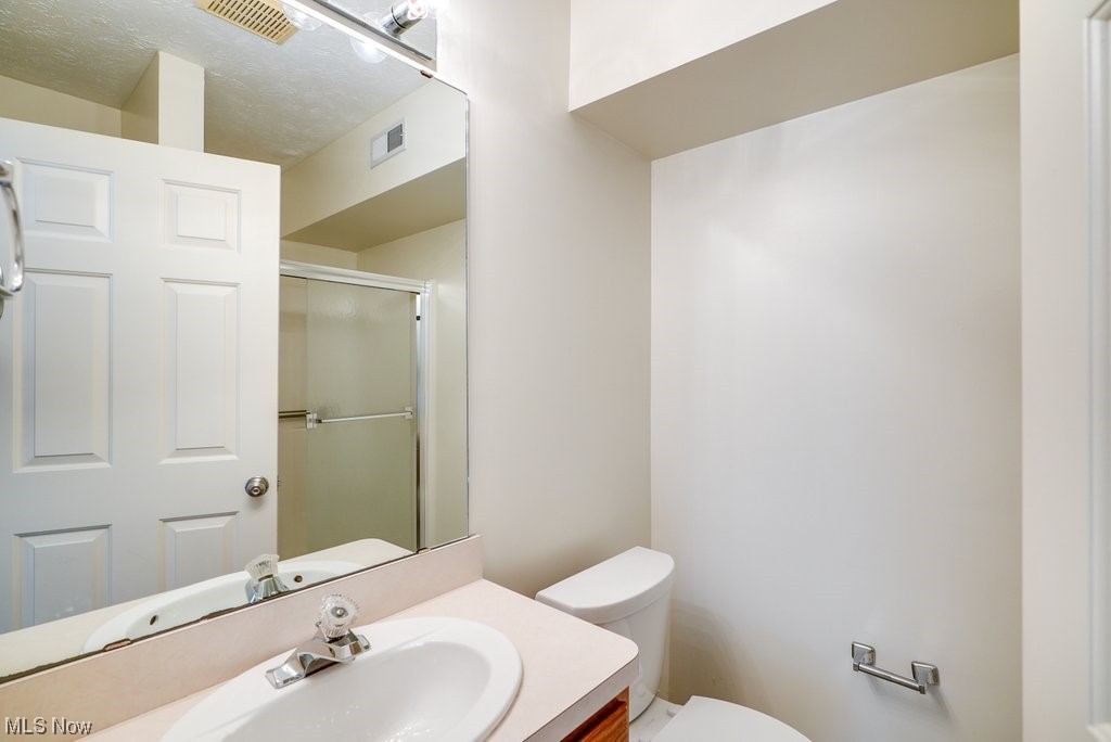 995 Canyon View Road, Unit B Northfield, OH 44067 - Photo 20 of 23 Master bath