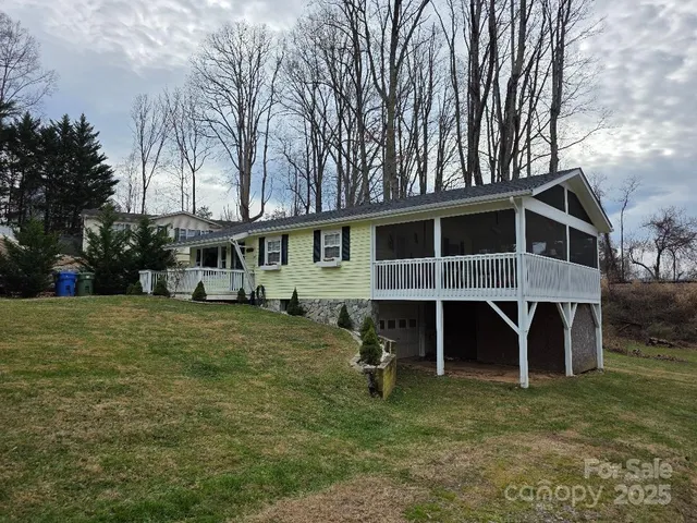 a view of a backyard