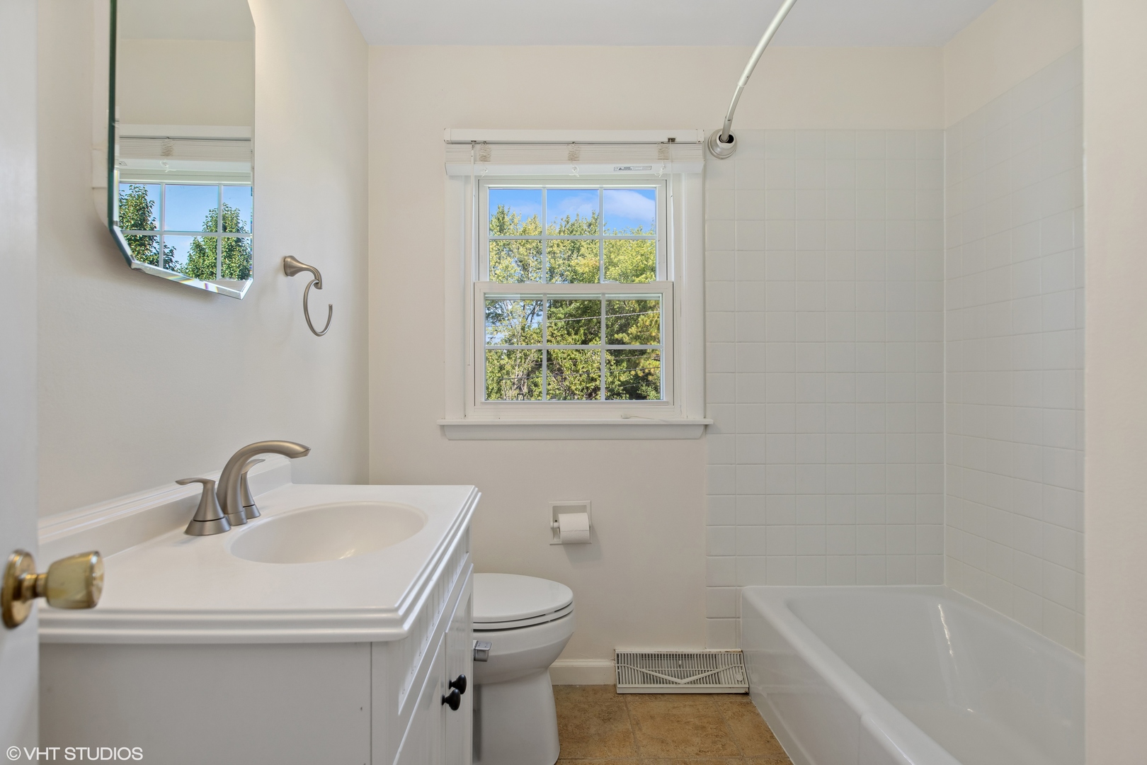 106 Lloyd Street Cary, IL 60013 - Photo 8 of 14 a bathroom with a sink toilet and bathtub