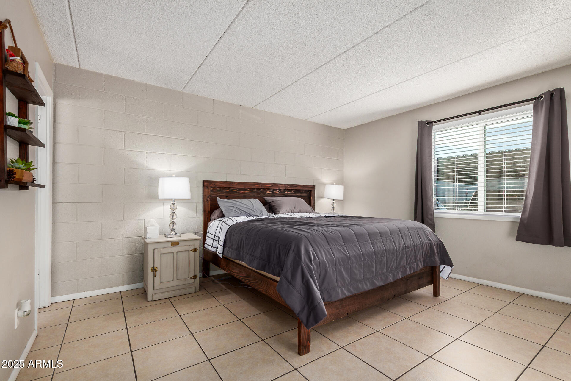 4201 East Camelback Road, Unit 15 Phoenix, AZ 85018 - Photo 13 of 32 a bedroom with a bed and a window