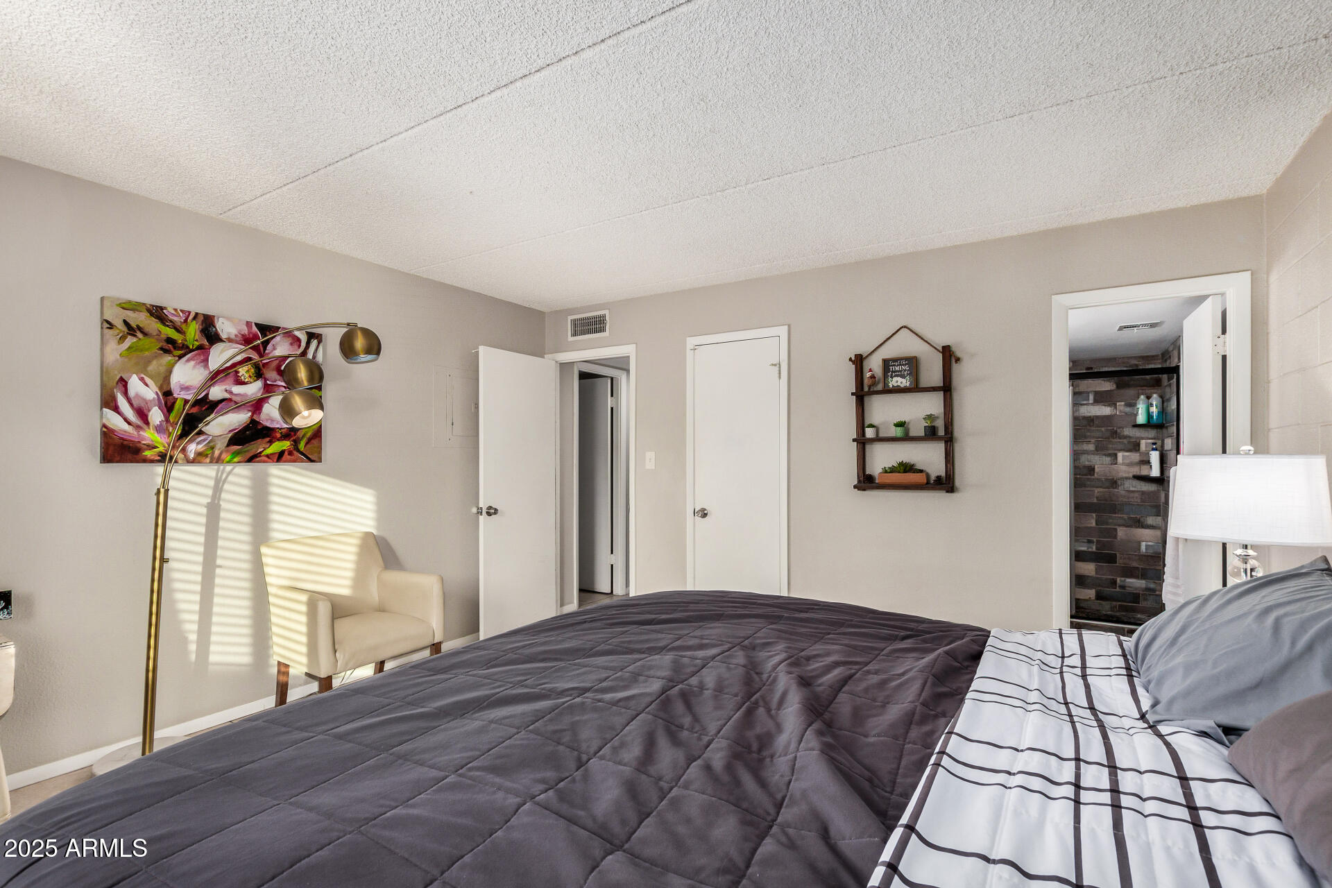 4201 East Camelback Road, Unit 15 Phoenix, AZ 85018 - Photo 15 of 32 a bedroom with a bed and a painting on the wall
