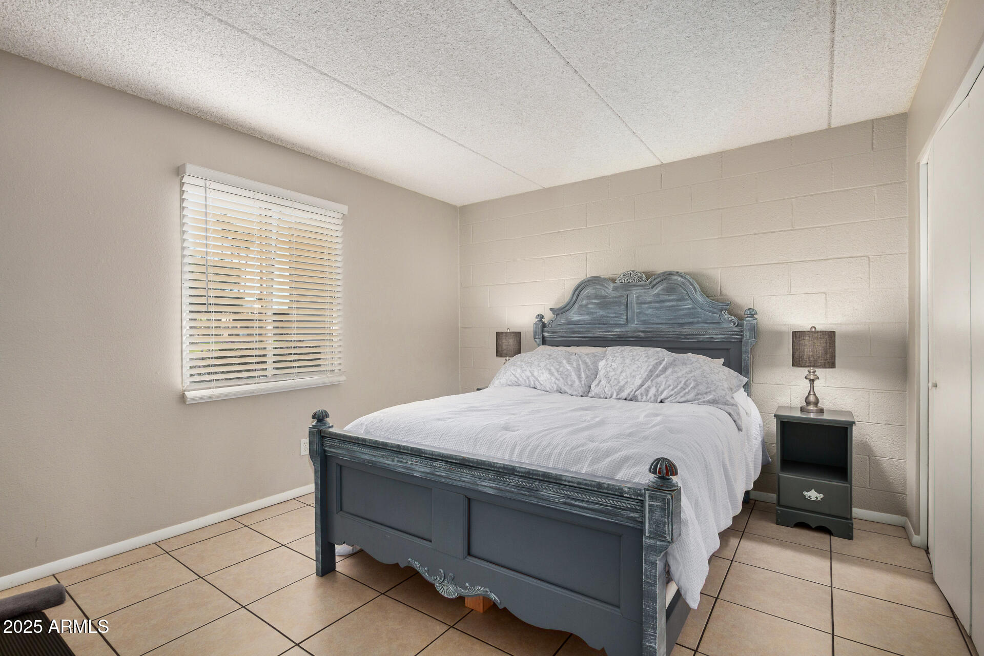 4201 East Camelback Road, Unit 15 Phoenix, AZ 85018 - Photo 18 of 32 a bedroom with a bed and a window