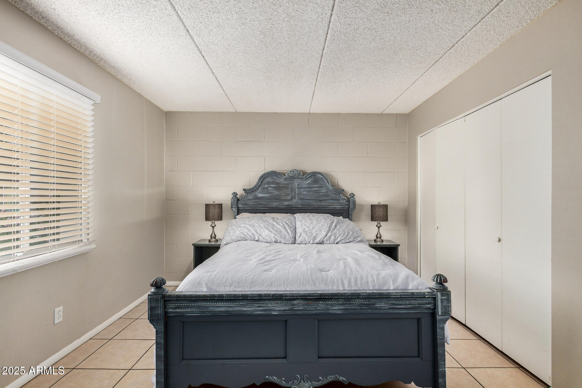 4201 East Camelback Road, Unit 15 Phoenix, AZ 85018 - Photo 20 of 32 a bedroom with a bed and a window