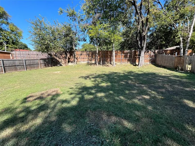 a view of a yard with a house