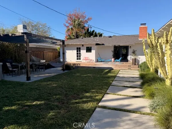 a view of a house with backyard and porch