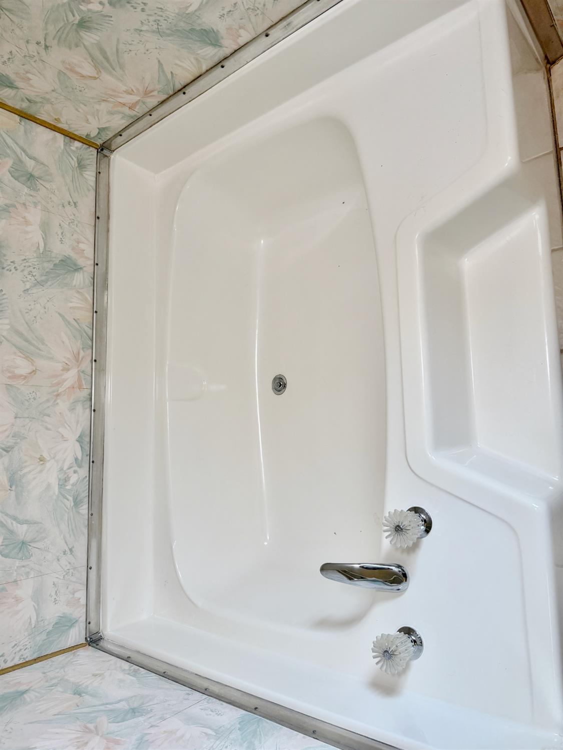 68 Yefim Roseville, CA 95661 - Photo 20 of 35 a bathroom with a bathtub