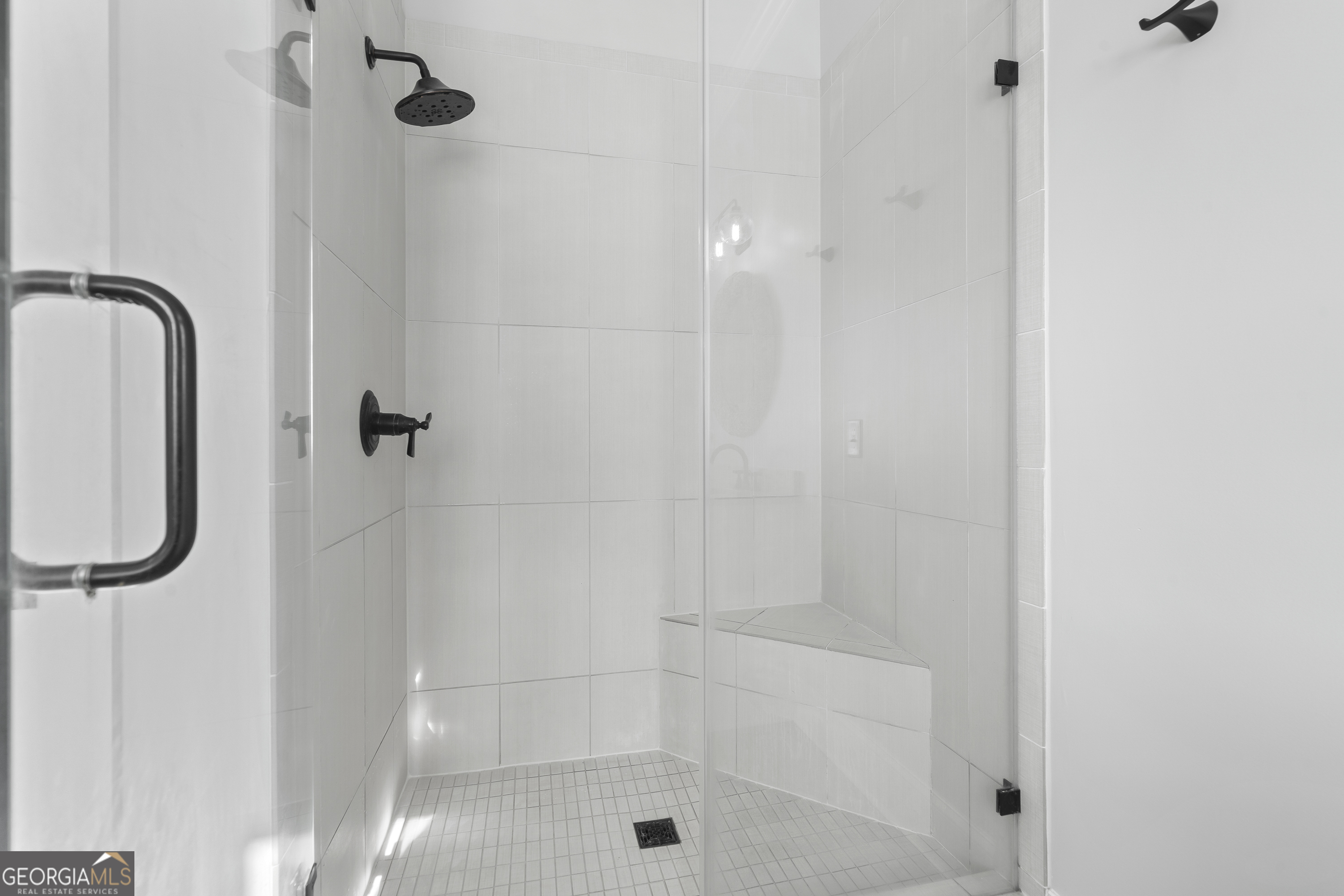 855 Jasper Street Madison, GA 30650 - Photo 25 of 46 a bathroom with a shower