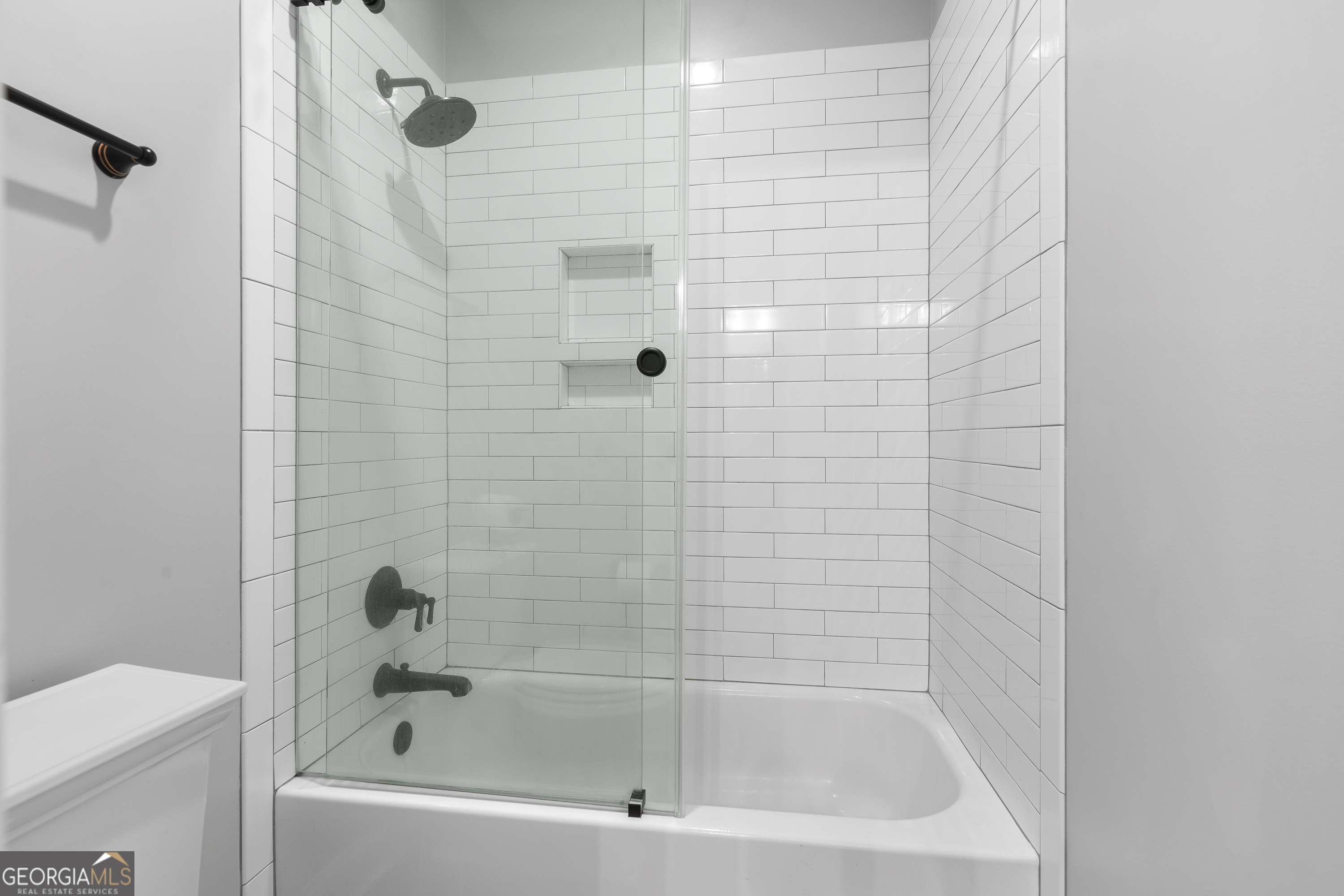 855 Jasper Street Madison, GA 30650 - Photo 33 of 46 a bathroom with a bathtub