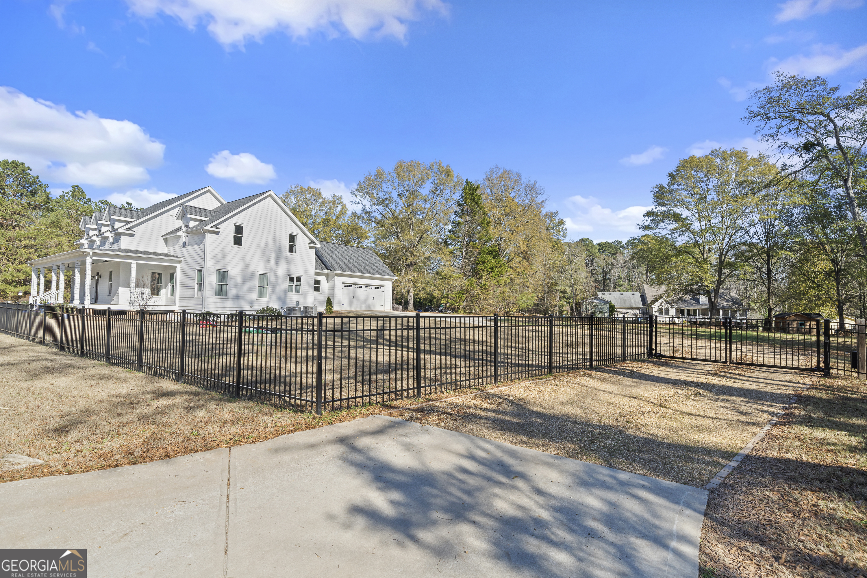855 Jasper Street Madison, GA 30650 - Photo 44 of 46 a view of a white house with a street
