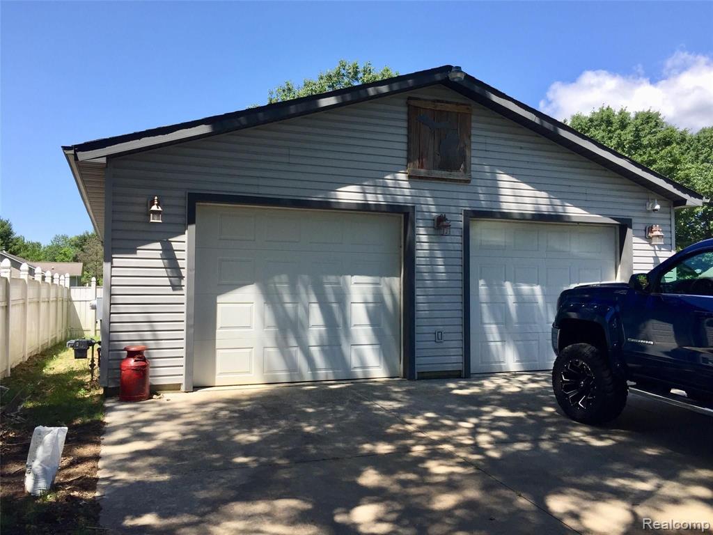 7047 Gillette Road Flushing, MI 48433 - Photo 5 of 38