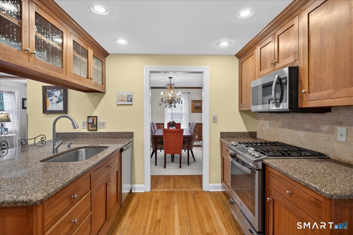 13 West Slope Lane Hamden, CT 06517 - Photo 11 of 32