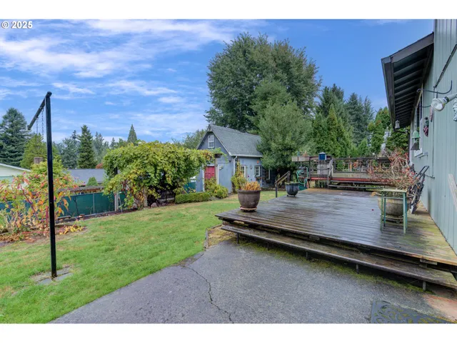 a view of a back yard