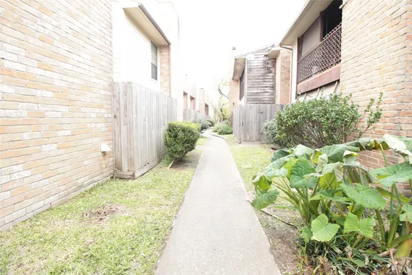 a view of a pathway with a back yard