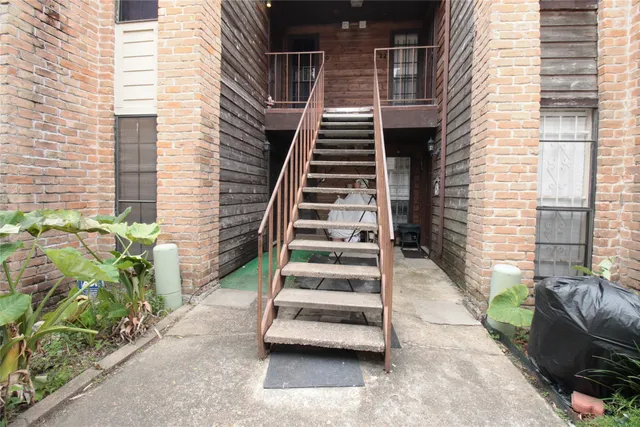 a view of entryway with a front door