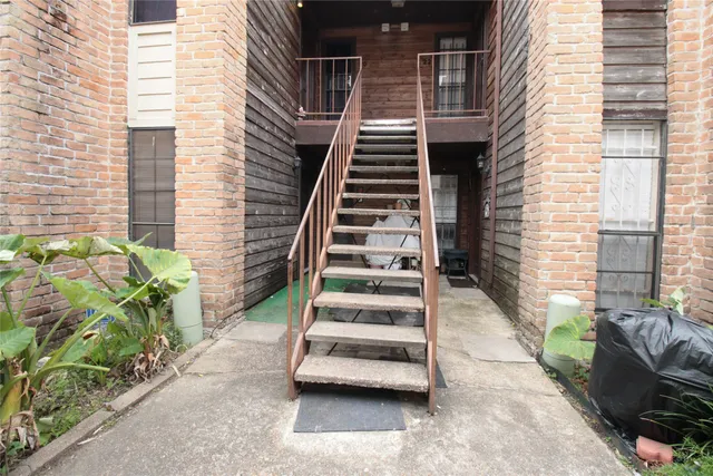 a view of entryway with a front door