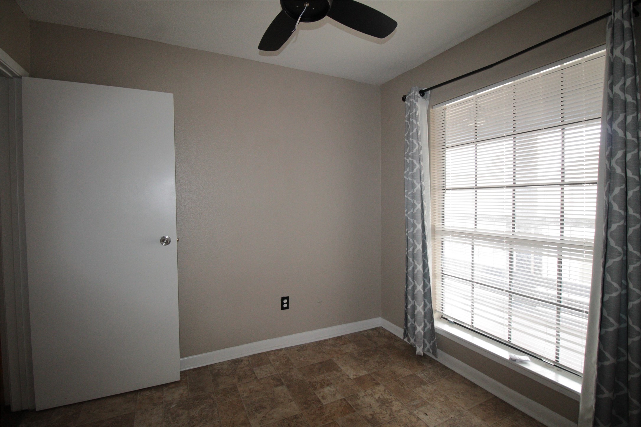 10912 Gulf Freeway, Unit 22 Houston, TX 77075 - Photo 10 of 28 a view of an empty room and window