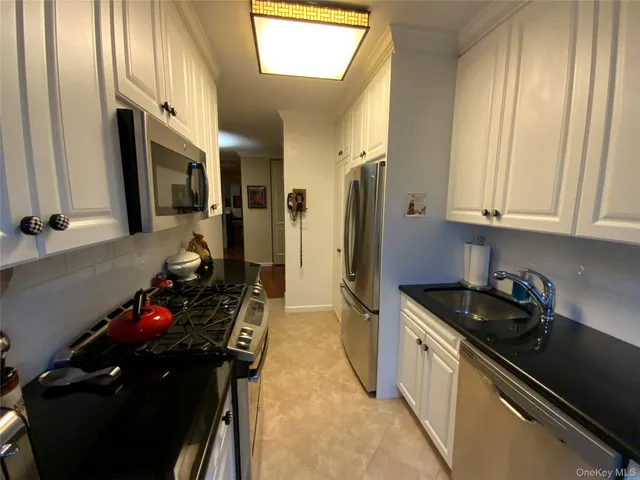 $899,000 | 269 Grand Central Parkway, Unit 16N | Glen Oaks