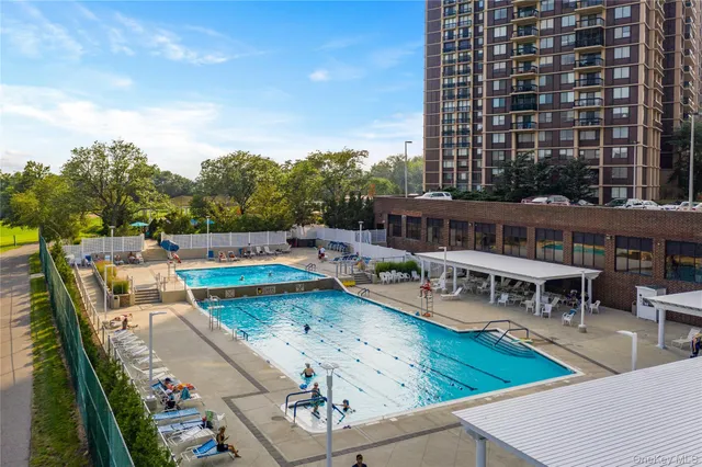 $899,000 | 269 Grand Central Parkway, Unit 16N | Glen Oaks