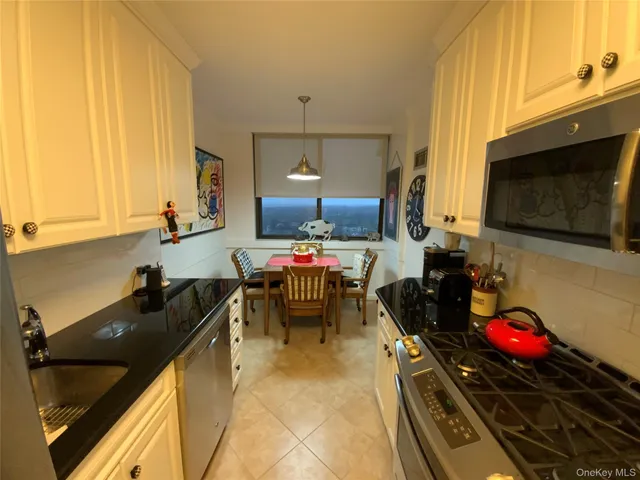 $899,000 | 269 Grand Central Parkway, Unit 16N | Glen Oaks